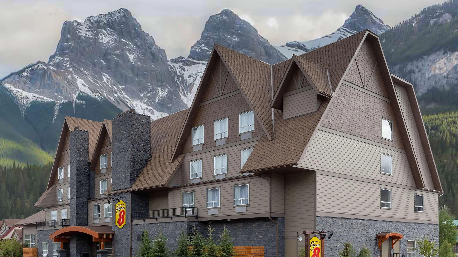 6 Cheap Hotels Near Elevation Gallery in Canmore