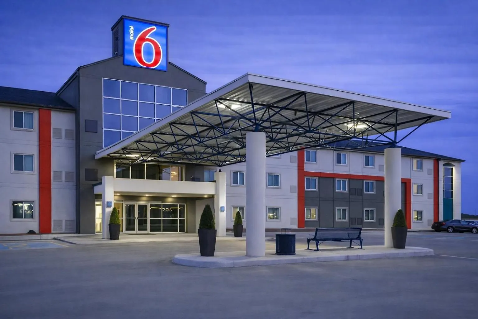 6 Smart Airport Hotels Near Louis' Beach Volleyball Worth Booking