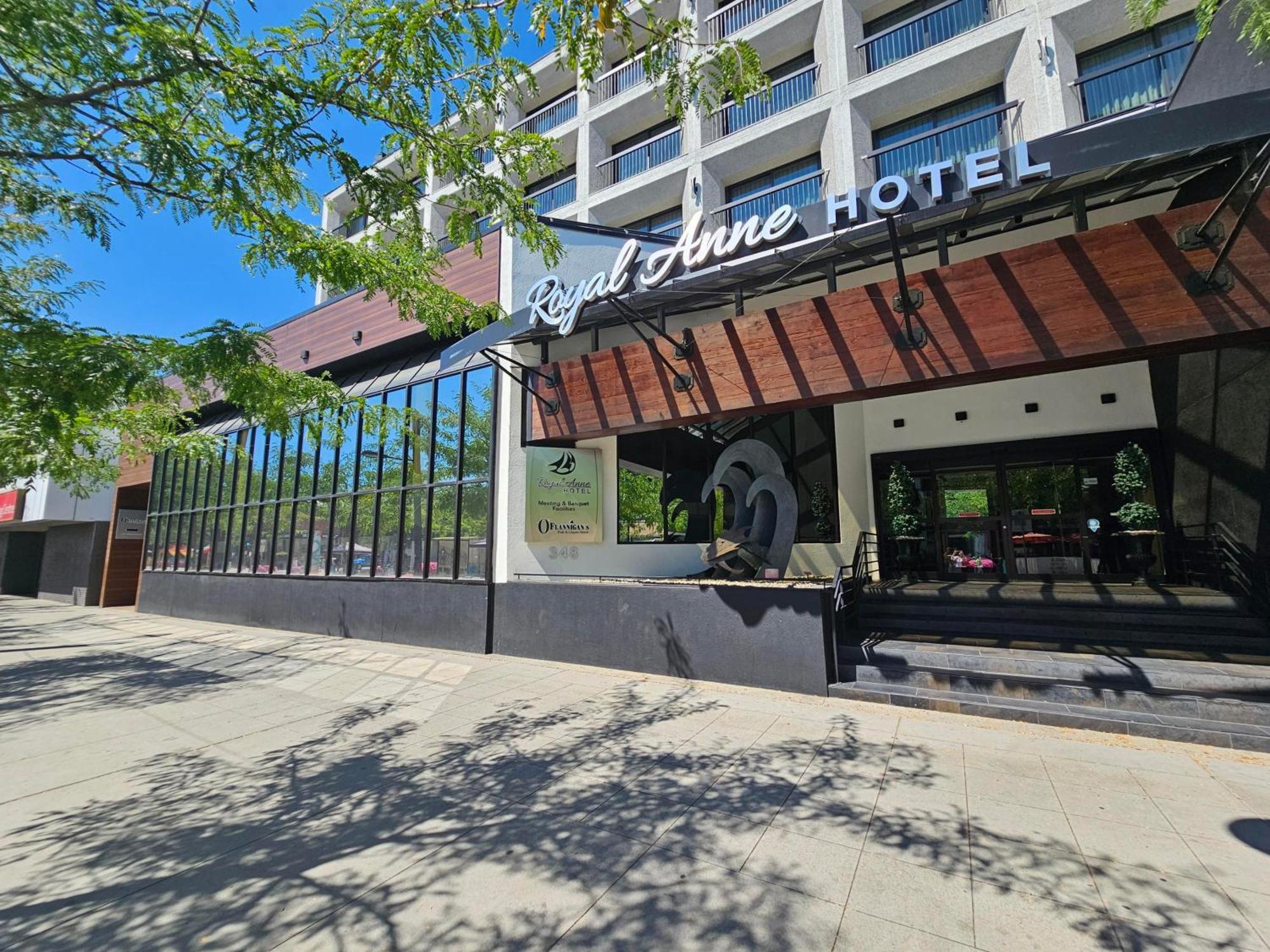 Staying Near Lake Okanagan: 5 Business Hotels Compared