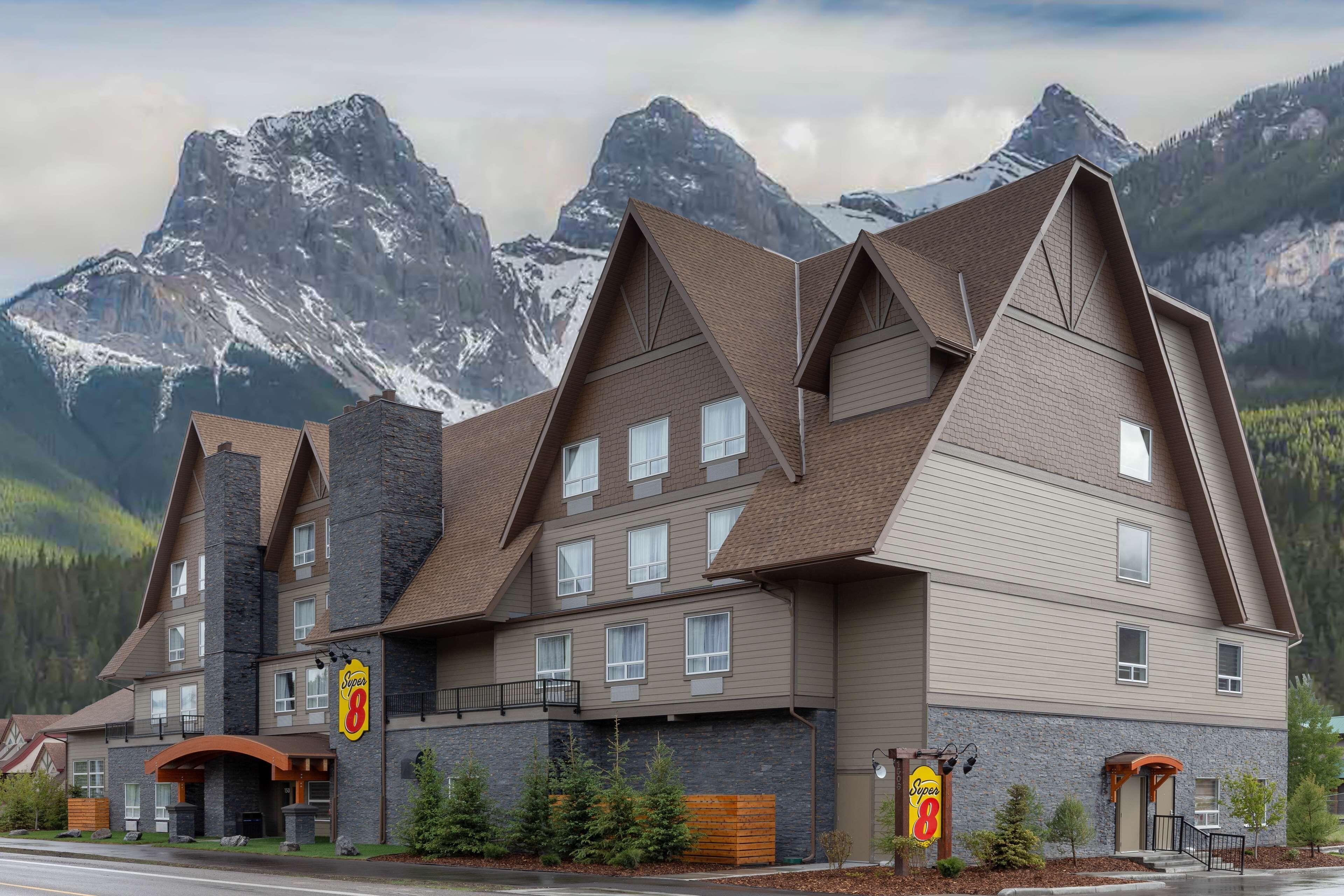 6 Cheap Hotels Near Elevation Gallery in Canmore
