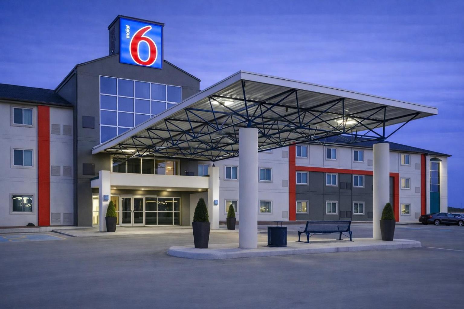 6 Smart Airport Hotels Near Louis' Beach Volleyball Worth Booking
